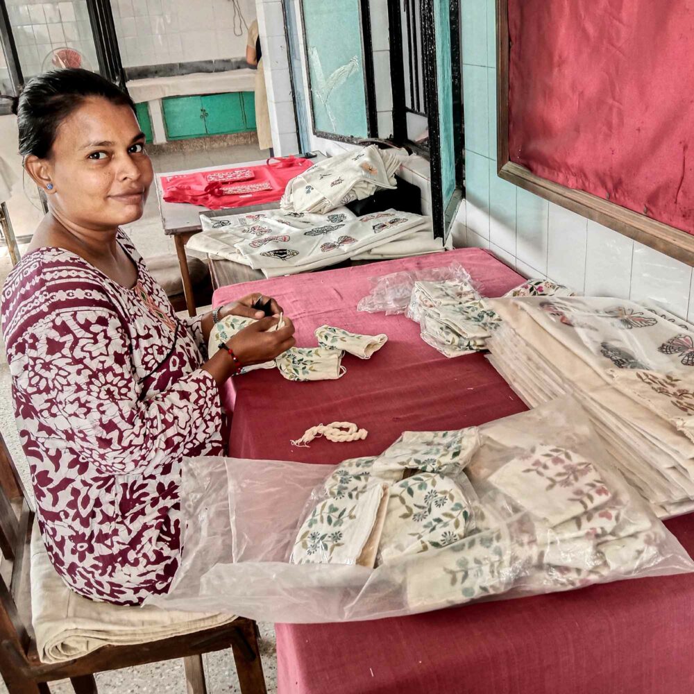 Bomboniera sacchettino ahmadabad fiori azzurri - immagine 3